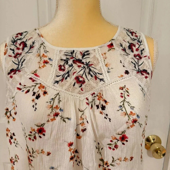 Mason & Belle Floral Sleeveless Top Lace Accents - Picture 3 of 7